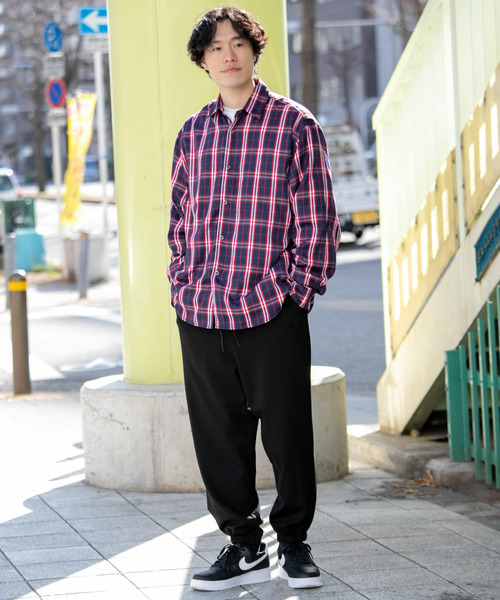 ITEMS URBANRESEARCH（アイテムズ アーバンリサーチ）の「レーヨンナイロン テーパードイージーパンツ（その他パンツ・メンズ・ベージュ/ブラウン/ブラック・LARGE/MEDIUM）」の5枚目の写真