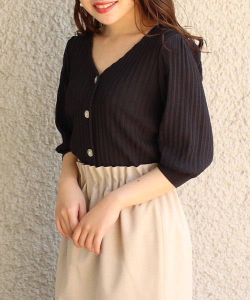 ASTORIA ODIER(アストリアオディール)の「アイレッドVネックボリュームスリーブカーディガン(カーディガン/ボレロ・レディース・ベージュ/グレイッシュベージュ/ブラック/ホワイト/チャコールグレー・MEDIUM)」の1枚目の写真