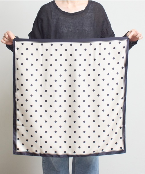 SHIZUTA（シズタ）の「SZT: 大判スカーフ（バンダナ/スカーフ・レディース・ホワイト/マルチ/ホワイト×グリーン/レオパード/ゼブラ/アニマル/ホワイト×ネイビー/ブラック系/ドット/ワイン/テラコッタ/ベージュ×ブラック/ブラウン系/スカイブルー/ホワイト系その他/ブラック×レッド/ブラック系その他/ネイビー系2/ブルー系その他/ネイビー系1/ベージュ系/ブラック×ホワイト・FREE）」の12枚目の写真