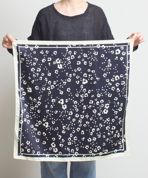 SHIZUTA（シズタ）の「SZT: 大判スカーフ（バンダナ/スカーフ・レディース・ホワイト/マルチ/ホワイト×グリーン/レオパード/ゼブラ/アニマル/ホワイト×ネイビー/ブラック系/ドット/ワイン/テラコッタ/ベージュ×ブラック/ブラウン系/スカイブルー/ホワイト系その他/ブラック×レッド/ブラック系その他/ネイビー系2/ブルー系その他/ネイビー系1/ベージュ系/ブラック×ホワイト・FREE）」の6枚目の写真