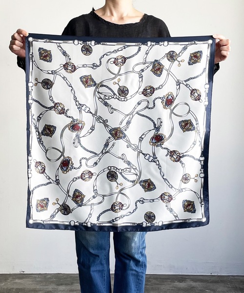 SHIZUTA（シズタ）の「SZT: 大判スカーフ（バンダナ/スカーフ・レディース・ホワイト/マルチ/ホワイト×グリーン/レオパード/ゼブラ/アニマル/ホワイト×ネイビー/ブラック系/ドット/ワイン/テラコッタ/ベージュ×ブラック/ブラウン系/スカイブルー/ホワイト系その他/ブラック×レッド/ブラック系その他/ネイビー系2/ブルー系その他/ネイビー系1/ベージュ系/ブラック×ホワイト・FREE）」の4枚目の写真