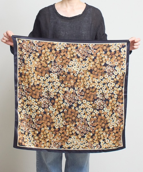 SHIZUTA（シズタ）の「SZT: 大判スカーフ（バンダナ/スカーフ・レディース・ホワイト/マルチ/ホワイト×グリーン/レオパード/ゼブラ/アニマル/ホワイト×ネイビー/ブラック系/ドット/ワイン/テラコッタ/ベージュ×ブラック/ブラウン系/スカイブルー/ホワイト系その他/ブラック×レッド/ブラック系その他/ネイビー系2/ブルー系その他/ネイビー系1/ベージュ系/ブラック×ホワイト・FREE）」の7枚目の写真