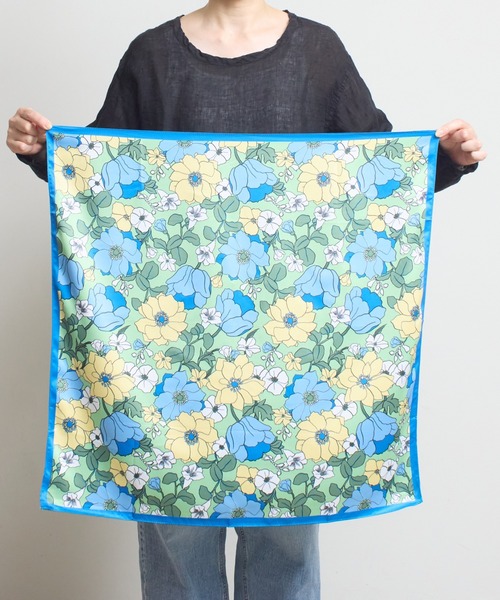 SHIZUTA（シズタ）の「SZT: 大判スカーフ（バンダナ/スカーフ・レディース・ホワイト/マルチ/ホワイト×グリーン/レオパード/ゼブラ/アニマル/ホワイト×ネイビー/ブラック系/ドット/ワイン/テラコッタ/ベージュ×ブラック/ブラウン系/スカイブルー/ホワイト系その他/ブラック×レッド/ブラック系その他/ネイビー系2/ブルー系その他/ネイビー系1/ベージュ系/ブラック×ホワイト・FREE）」の14枚目の写真