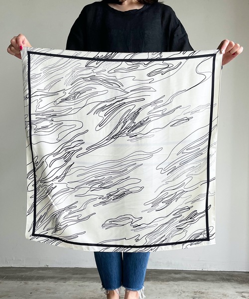 SHIZUTA（シズタ）の「SZT: 大判スカーフ（バンダナ/スカーフ・レディース・ホワイト/マルチ/ホワイト×グリーン/レオパード/ゼブラ/アニマル/ホワイト×ネイビー/ブラック系/ドット/ワイン/テラコッタ/ベージュ×ブラック/ブラウン系/スカイブルー/ホワイト系その他/ブラック×レッド/ブラック系その他/ネイビー系2/ブルー系その他/ネイビー系1/ベージュ系/ブラック×ホワイト・FREE）」の2枚目の写真