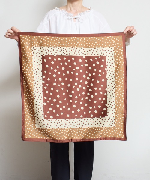 SHIZUTA（シズタ）の「SZT: 大判スカーフ（バンダナ/スカーフ・レディース・ホワイト/マルチ/ホワイト×グリーン/レオパード/ゼブラ/アニマル/ホワイト×ネイビー/ブラック系/ドット/ワイン/テラコッタ/ベージュ×ブラック/ブラウン系/スカイブルー/ホワイト系その他/ブラック×レッド/ブラック系その他/ネイビー系2/ブルー系その他/ネイビー系1/ベージュ系/ブラック×ホワイト・FREE）」の22枚目の写真