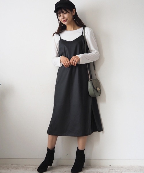 Toyome(トヨミー)の「【飼い主と犬服のペアルックセット】エコレザードッキングワンピース(ペットウェア・レディース・ホワイト・SS/XXS/L/S/M)」の3枚目の写真