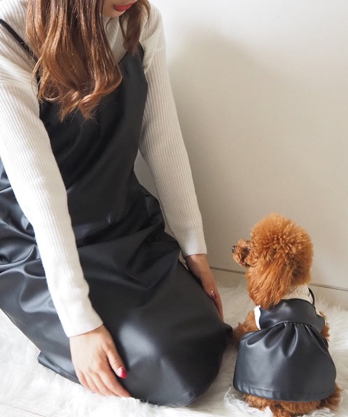 Toyome(トヨミー)の「【飼い主と犬服のペアルックセット】エコレザードッキングワンピース(ペットウェア・レディース・ホワイト・SS/XXS/L/S/M)」の7枚目の写真