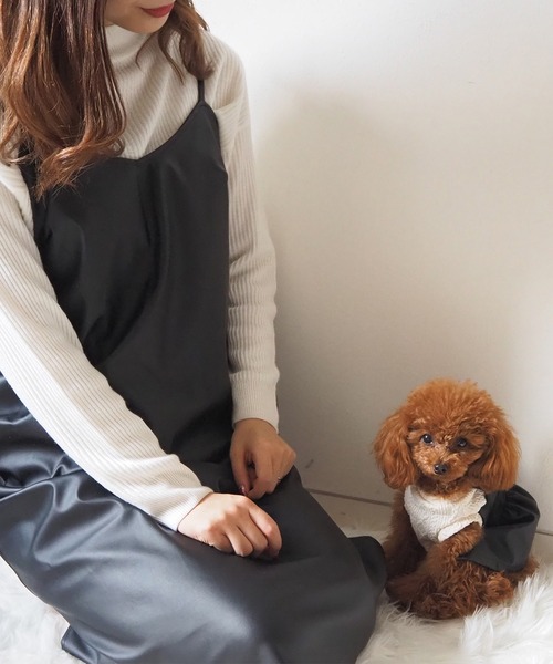 Toyome(トヨミー)の「【飼い主と犬服のペアルックセット】エコレザードッキングワンピース(ペットウェア・レディース・ホワイト・SS/XXS/L/S/M)」の8枚目の写真