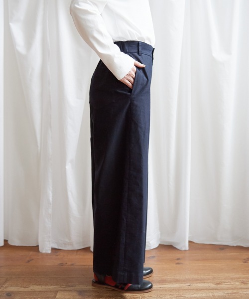 Lene(レネ)の「ミクロモールスキン ストレートパンツ(その他パンツ・レディース・ネイビー/アイボリー・FREE)」の4枚目の写真