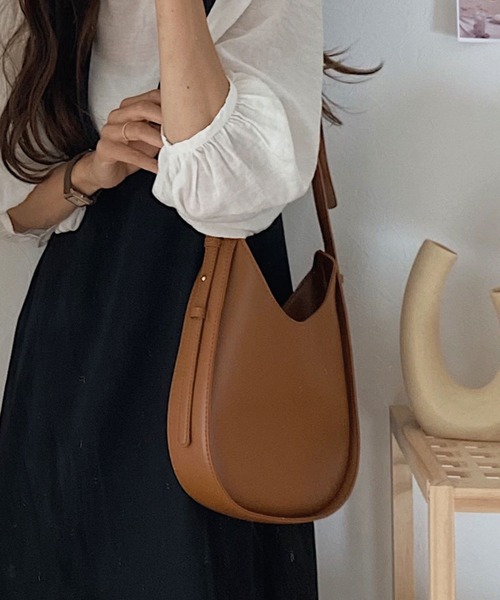 LAUIR(ラウアー)の「ポーチ付きラウンドショルダーバッグ(ショルダーバッグ・レディース・ブラック/ブラウン・FREE)」の1枚目の写真