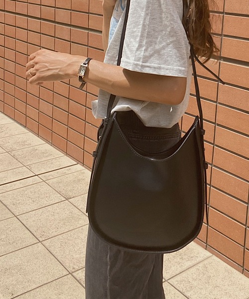 LAUIR(ラウアー)の「ポーチ付きラウンドショルダーバッグ(ショルダーバッグ・レディース・ブラック/ブラウン・FREE)」の2枚目の写真