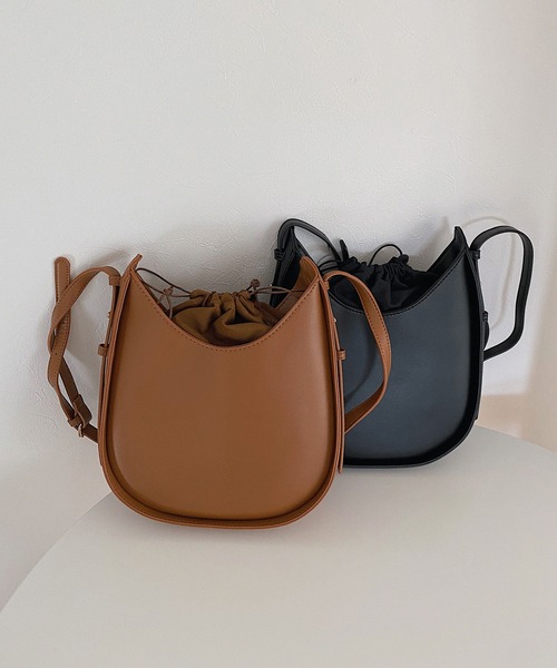 LAUIR(ラウアー)の「ポーチ付きラウンドショルダーバッグ(ショルダーバッグ・レディース・ブラック/ブラウン・FREE)」の5枚目の写真