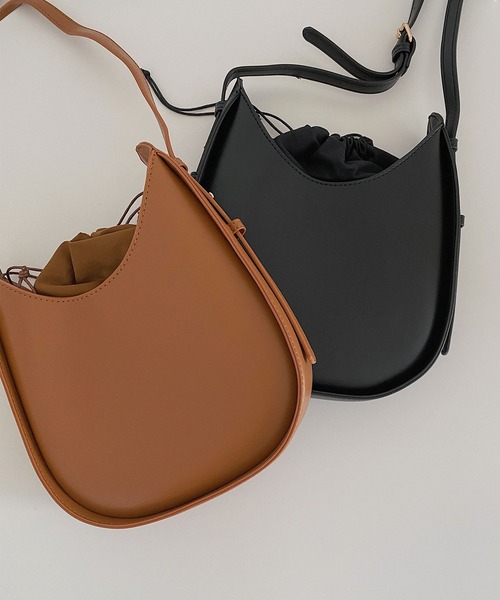 LAUIR(ラウアー)の「ポーチ付きラウンドショルダーバッグ(ショルダーバッグ・レディース・ブラック/ブラウン・FREE)」の6枚目の写真