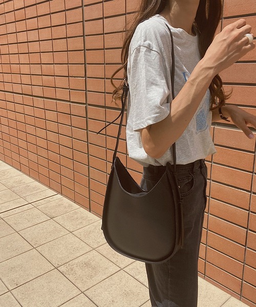 LAUIR(ラウアー)の「ポーチ付きラウンドショルダーバッグ(ショルダーバッグ・レディース・ブラック/ブラウン・FREE)」の7枚目の写真