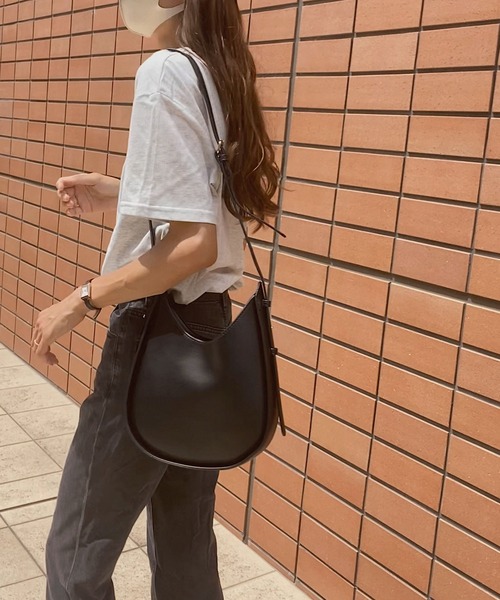 LAUIR(ラウアー)の「ポーチ付きラウンドショルダーバッグ(ショルダーバッグ・レディース・ブラック/ブラウン・FREE)」の4枚目の写真