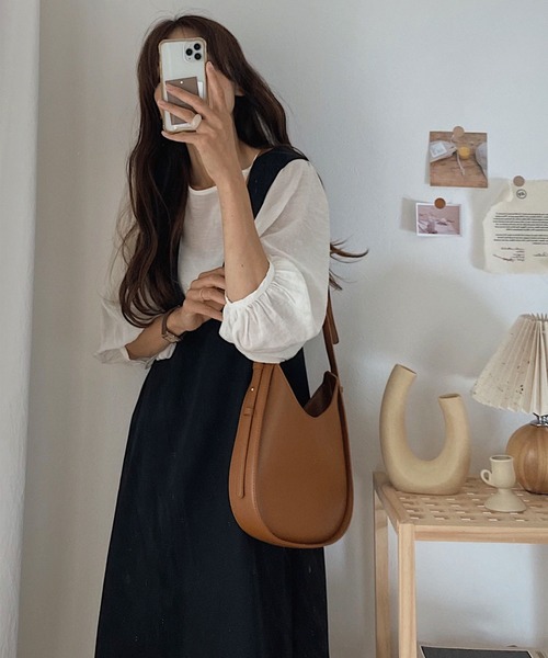 LAUIR(ラウアー)の「ポーチ付きラウンドショルダーバッグ(ショルダーバッグ・レディース・ブラック/ブラウン・FREE)」の3枚目の写真