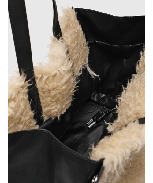 DIESEL（ディーゼル）の「レディース フェイクファー BIG ショッパー トートバッグ（トートバッグ・レディース・ベージュ・UNI）」の4枚目の写真