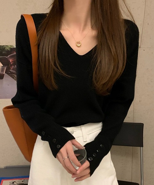 Girly Doll(ガーリードール)の「袖ボタンVネックリブニット(ニット/セーター・レディース・ホワイト/ブラック/ベージュ/ブラウン/グレー/ブルー/ピンクベージュ/キャメル・FREE)」の2枚目の写真