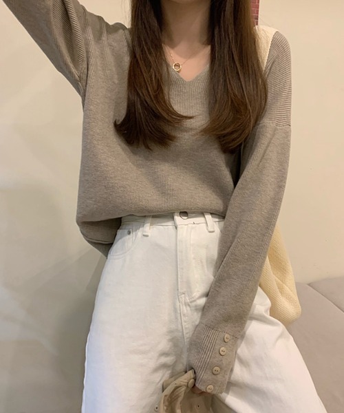 Girly Doll(ガーリードール)の「袖ボタンVネックリブニット(ニット/セーター・レディース・ホワイト/ブラック/ベージュ/ブラウン/グレー/ブルー/ピンクベージュ/キャメル・FREE)」の12枚目の写真