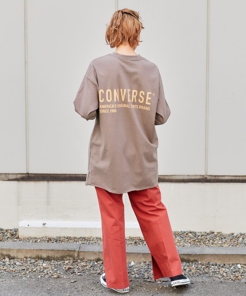 CONVERSE(コンバース)の「【CONVERSE】メローヘム バックプリントロンTee(Tシャツ/カットソー・レディース・ブラウン/チャコール/オフホワイト・M)」の1枚目の写真