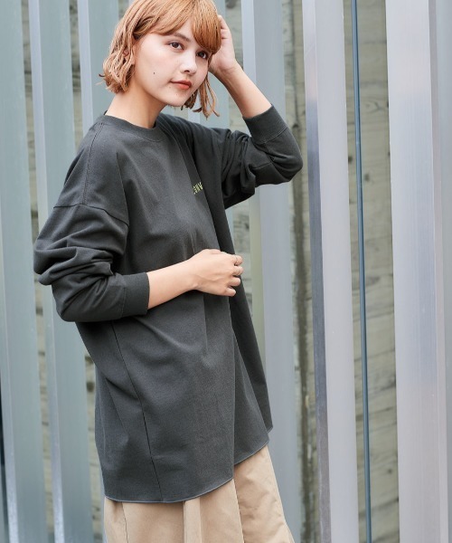 CONVERSE(コンバース)の「【CONVERSE】メローヘム バックプリントロンTee(Tシャツ/カットソー・レディース・ブラウン/チャコール/オフホワイト・M)」の14枚目の写真