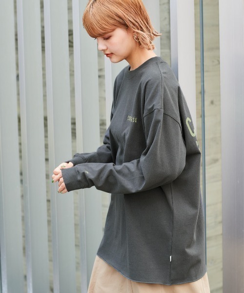 CONVERSE(コンバース)の「【CONVERSE】メローヘム バックプリントロンTee(Tシャツ/カットソー・レディース・ブラウン/チャコール/オフホワイト・M)」の15枚目の写真