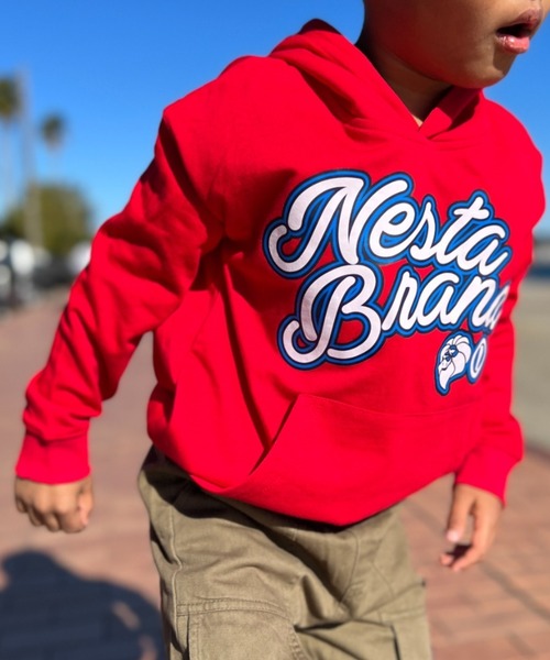 NESTA BRAND(ネスタブランド)の「NESTA KIDS(ネスタキッズ) / 筆記体ロゴパーカー(パーカー・キッズ・ベージュ/レッド・150/130/140/120)」の2枚目の写真