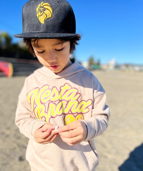 NESTA BRAND(ネスタブランド)の「NESTA KIDS(ネスタキッズ) / 筆記体ロゴパーカー(パーカー・キッズ・ベージュ/レッド・150/130/140/120)」の3枚目の写真