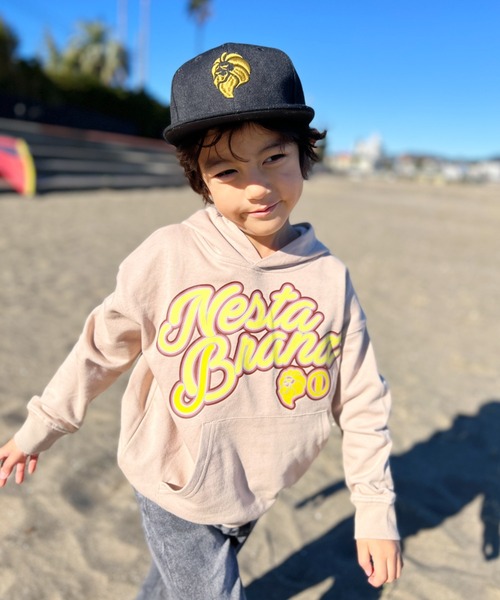 NESTA BRAND(ネスタブランド)の「NESTA KIDS(ネスタキッズ) / 筆記体ロゴパーカー(パーカー・キッズ・ベージュ/レッド・150/130/140/120)」の5枚目の写真
