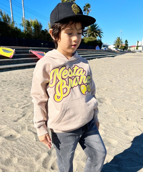 NESTA BRAND(ネスタブランド)の「NESTA KIDS(ネスタキッズ) / 筆記体ロゴパーカー(パーカー・キッズ・ベージュ/レッド・150/130/140/120)」の6枚目の写真