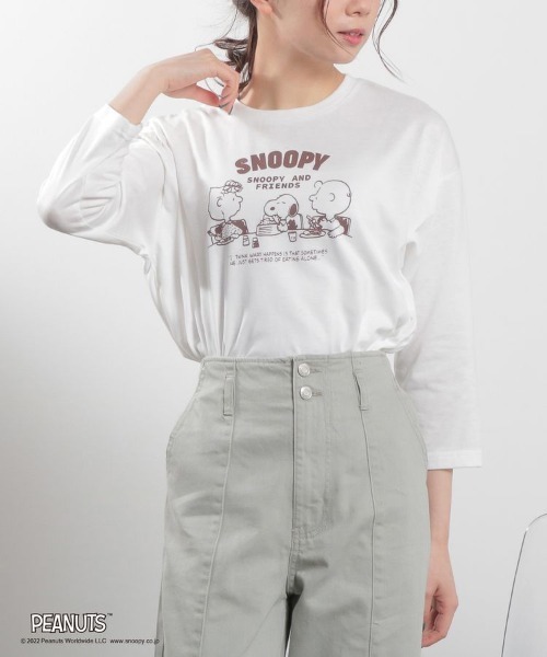 Honeys(ハニーズ)の「スヌーピー/Tシャツ(Tシャツ/カットソー・レディース・オフホワイト/イエロー/ブルー/ホワイト系その他/スミクロ・S/M/L)」の2枚目の写真