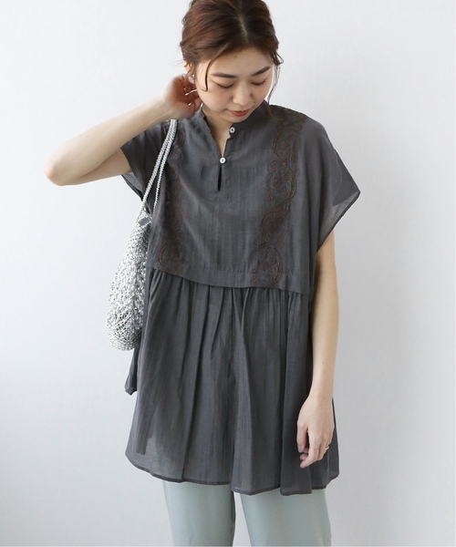 JOURNAL STANDARD relume(ジャーナルスタンダード レリューム)の「《追加》エンブロイダリーギャザーチュニックブラウス◆(シャツ/ブラウス・レディース・グレー/イエロー・FREE)」の6枚目の写真