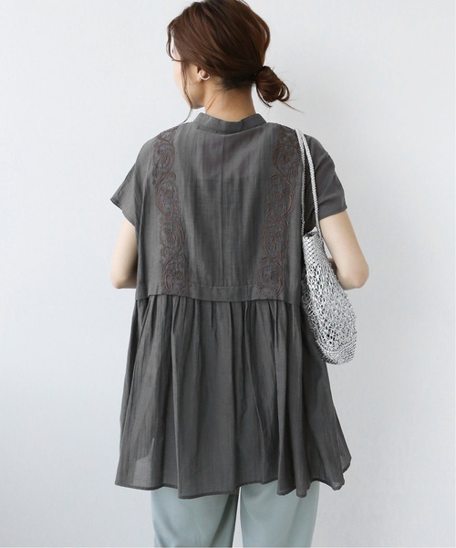 JOURNAL STANDARD relume(ジャーナルスタンダード レリューム)の「《追加》エンブロイダリーギャザーチュニックブラウス◆(シャツ/ブラウス・レディース・グレー/イエロー・FREE)」の4枚目の写真