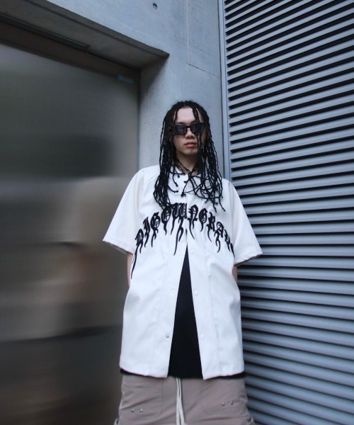 Never mind the XU / Chikashitsu+(ネバーマインド ザ エックスユー / チカシツプラス)の「【DIG YOUR OWN GRAVE/ディグユアオウングレイブ】baseball shirts/ベースボールシャツ 半袖シャツ ロゴシャツ フェイクレザーシャツ レザーシャツ(シャツ/ブラウス・メンズ・ブラック/ブラック×ホワイト/ホワイト/ホワイト×ブラック・01/02)」の2枚目の写真