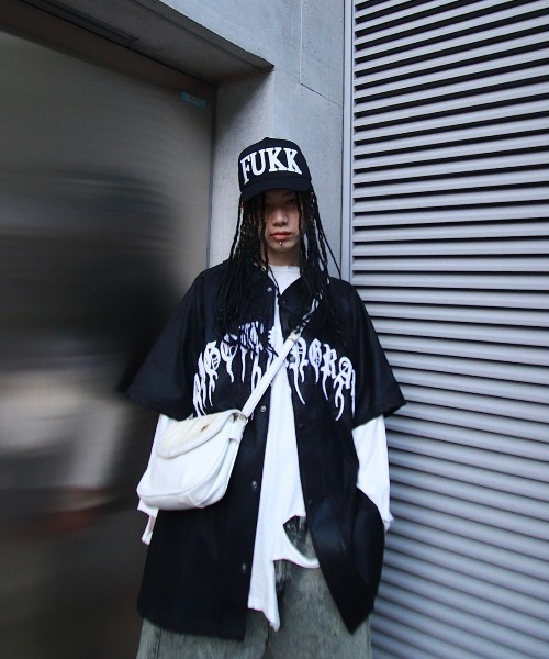 Never mind the XU / Chikashitsu+(ネバーマインド ザ エックスユー / チカシツプラス)の「【DIG YOUR OWN GRAVE/ディグユアオウングレイブ】baseball shirts/ベースボールシャツ 半袖シャツ ロゴシャツ フェイクレザーシャツ レザーシャツ(シャツ/ブラウス・メンズ・ブラック/ブラック×ホワイト/ホワイト/ホワイト×ブラック・01/02)」の4枚目の写真