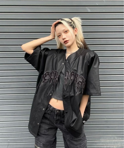 Never mind the XU / Chikashitsu+(ネバーマインド ザ エックスユー / チカシツプラス)の「【DIG YOUR OWN GRAVE/ディグユアオウングレイブ】baseball shirts/ベースボールシャツ 半袖シャツ ロゴシャツ フェイクレザーシャツ レザーシャツ(シャツ/ブラウス・メンズ・ブラック/ブラック×ホワイト/ホワイト/ホワイト×ブラック・01/02)」の3枚目の写真