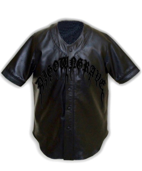 Never mind the XU / Chikashitsu+(ネバーマインド ザ エックスユー / チカシツプラス)の「【DIG YOUR OWN GRAVE/ディグユアオウングレイブ】baseball shirts/ベースボールシャツ 半袖シャツ ロゴシャツ フェイクレザーシャツ レザーシャツ(シャツ/ブラウス・メンズ・ブラック/ブラック×ホワイト/ホワイト/ホワイト×ブラック・01/02)」の10枚目の写真