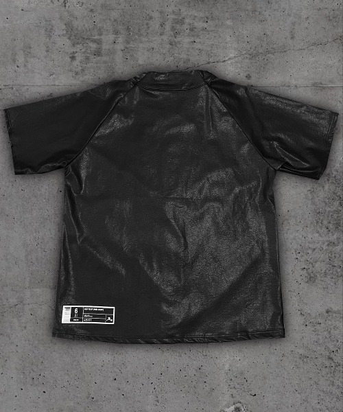 Never mind the XU / Chikashitsu+(ネバーマインド ザ エックスユー / チカシツプラス)の「【DIG YOUR OWN GRAVE/ディグユアオウングレイブ】baseball shirts/ベースボールシャツ 半袖シャツ ロゴシャツ フェイクレザーシャツ レザーシャツ(シャツ/ブラウス・メンズ・ブラック/ブラック×ホワイト/ホワイト/ホワイト×ブラック・01/02)」の12枚目の写真