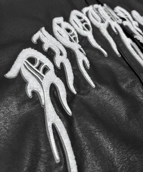 Never mind the XU / Chikashitsu+(ネバーマインド ザ エックスユー / チカシツプラス)の「【DIG YOUR OWN GRAVE/ディグユアオウングレイブ】baseball shirts/ベースボールシャツ 半袖シャツ ロゴシャツ フェイクレザーシャツ レザーシャツ(シャツ/ブラウス・メンズ・ブラック/ブラック×ホワイト/ホワイト/ホワイト×ブラック・01/02)」の13枚目の写真