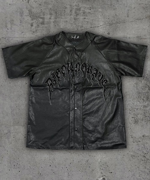 Never mind the XU / Chikashitsu+(ネバーマインド ザ エックスユー / チカシツプラス)の「【DIG YOUR OWN GRAVE/ディグユアオウングレイブ】baseball shirts/ベースボールシャツ 半袖シャツ ロゴシャツ フェイクレザーシャツ レザーシャツ(シャツ/ブラウス・メンズ・ブラック/ブラック×ホワイト/ホワイト/ホワイト×ブラック・01/02)」の14枚目の写真