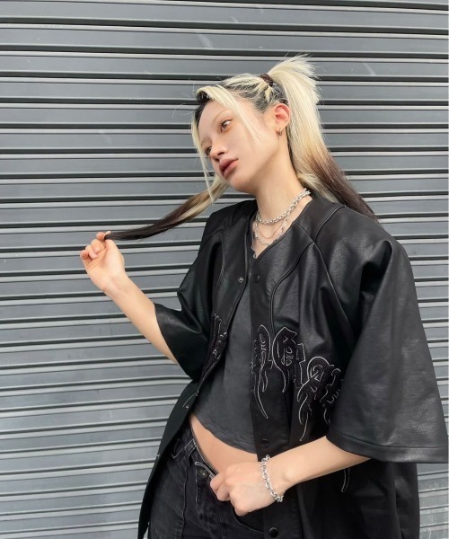 Never mind the XU / Chikashitsu+(ネバーマインド ザ エックスユー / チカシツプラス)の「【DIG YOUR OWN GRAVE/ディグユアオウングレイブ】baseball shirts/ベースボールシャツ 半袖シャツ ロゴシャツ フェイクレザーシャツ レザーシャツ(シャツ/ブラウス・メンズ・ブラック/ブラック×ホワイト/ホワイト/ホワイト×ブラック・01/02)」の16枚目の写真