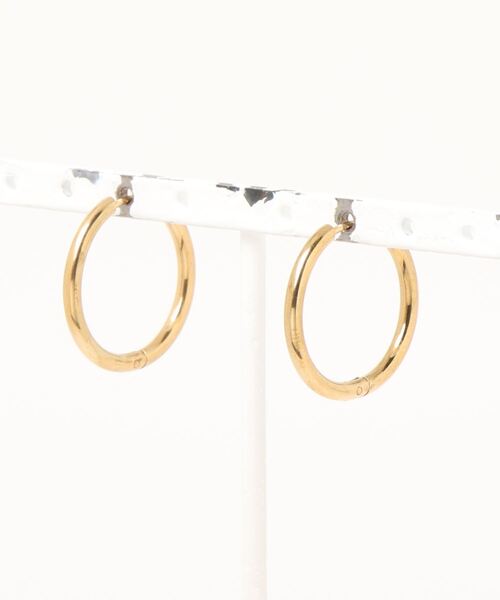 Fun & Daily(ファンアンドデイリー)の「ステンレスフープピアス 20mm(ピアス(両耳用)・レディース・ブラック/シルバー/ゴールド・FREE)」の5枚目の写真
