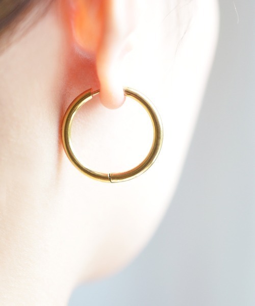 Fun & Daily(ファンアンドデイリー)の「ステンレスフープピアス 20mm(ピアス(両耳用)・レディース・ブラック/シルバー/ゴールド・FREE)」の6枚目の写真