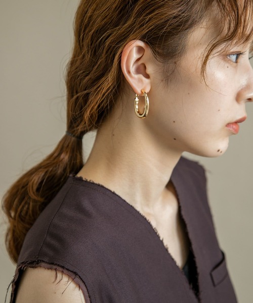 SMELLY(スメリー)の「オーバルフープイヤリング(イヤリング・レディース・シルバー/ゴールド・-)」の6枚目の写真
