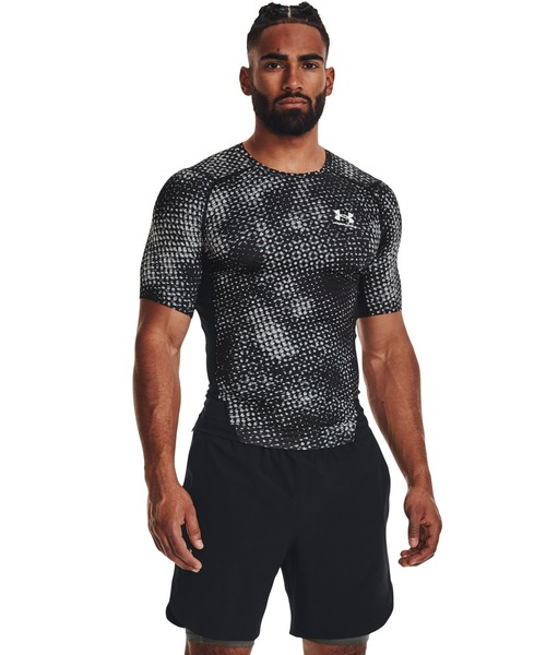 UNDER ARMOUR(アンダーアーマー)の「UAヒートギアアーマー プリント コンプレッション ショートスリーブシャツ(トレーニング/メンズ)(Tシャツ/カットソー・メンズ・ブラック/ブラック×レッド/レッド・S/M/3XL/L/XL/XXL)」の2枚目の写真