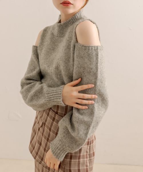 OLIVE des OLIVE(オリーブデオリーブ)の「【WEB限定】肩開きニットプルオーバー(ニット/セーター・レディース・ブラック/オフホワイト/カーキ/トップグレー・FREE)」の4枚目の写真