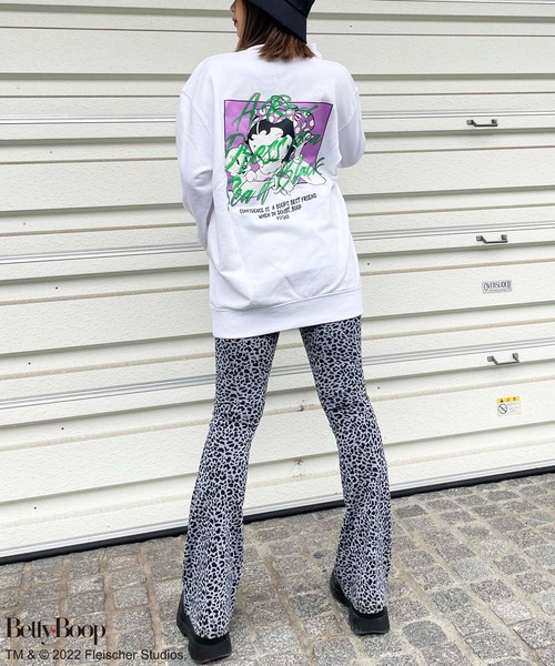 4GEEKS BY SPIRALGIRL（フォーギークスバイスパイラルガール）の「【BETTY BOOP(TM)】リップグロスアート裏毛トップス（スウェット・レディース・ホワイト/ブラック・FREE）」の4枚目の写真