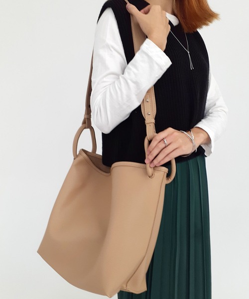thank U more(サンキューモア)の「レザー ハンドル付き ビッグ ショルダーバッグ(ショルダーバッグ・レディース・ブラック/アイボリー/ベージュ/ブラウン・FREE)」の4枚目の写真