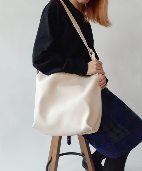 thank U more(サンキューモア)の「レザー ハンドル付き ビッグ ショルダーバッグ(ショルダーバッグ・レディース・ブラック/アイボリー/ベージュ/ブラウン・FREE)」の1枚目の写真