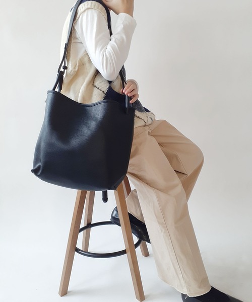 thank U more(サンキューモア)の「レザー ハンドル付き ビッグ ショルダーバッグ(ショルダーバッグ・レディース・ブラック/アイボリー/ベージュ/ブラウン・FREE)」の16枚目の写真